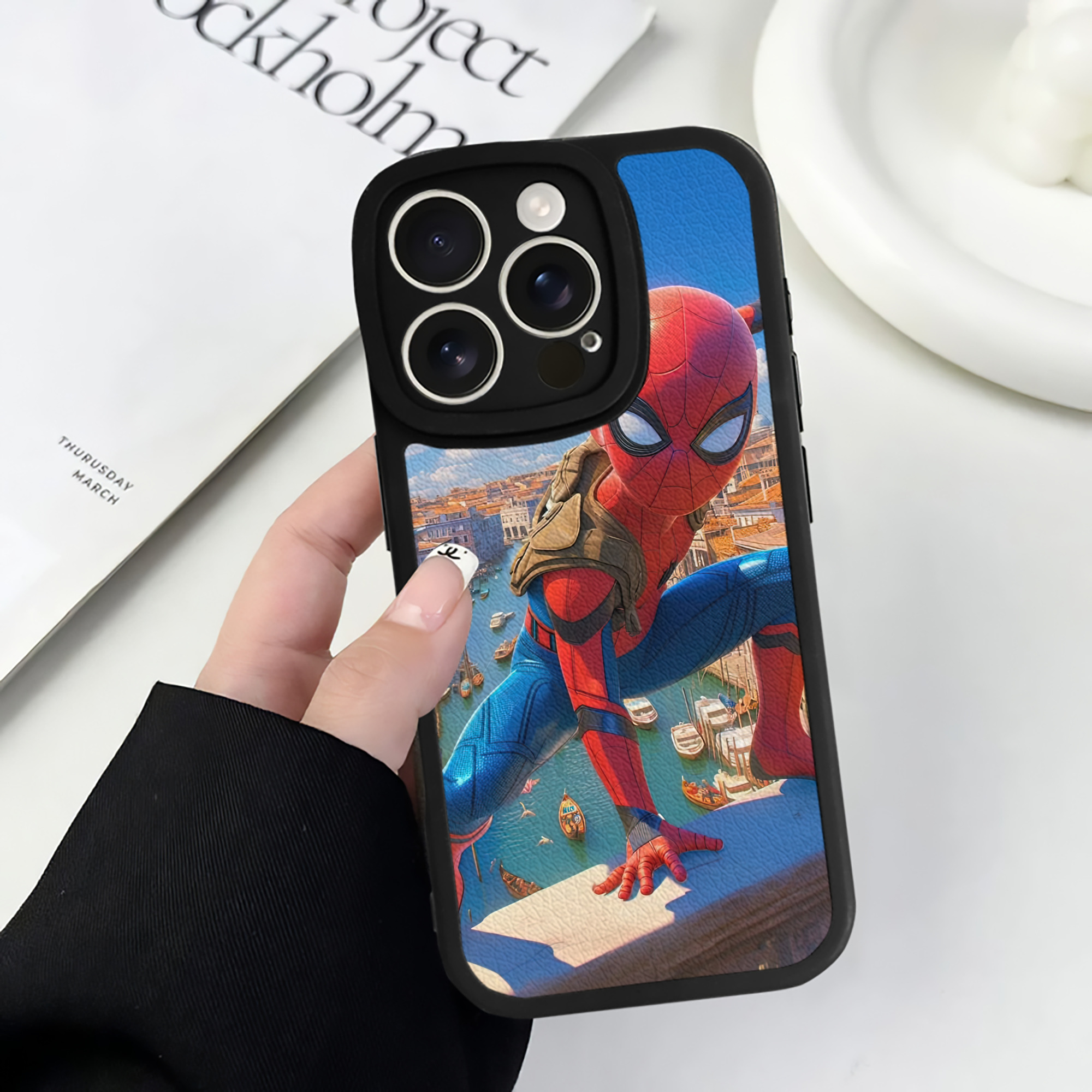 Spider Man スパイダーマン 【iPhone 16シリーズ対応】シリコンスマホケース（レザー調） 材質：シリコン